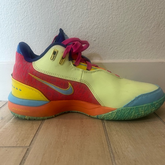 Nike LeBron 20 Men’s Basketball, size 8 - Picture 7 of 10